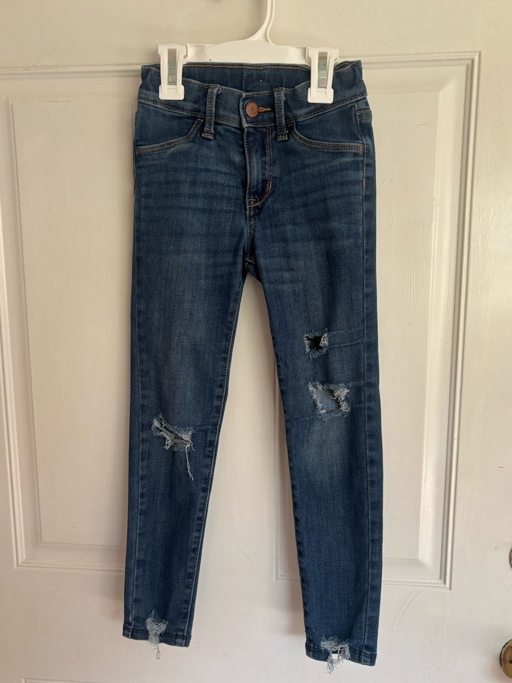 Size 7 Old Navy Dark Wash Rockstar 360° Stretch Distressed Jeggings. In EUC but